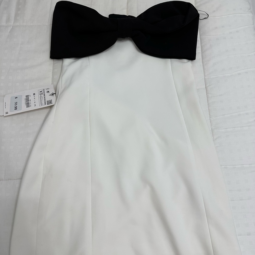 Elegant Black and White Strapless Dress with Bow